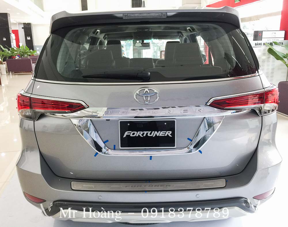 Phía sau xe Fortuner 2017 máy xăng hai cầu