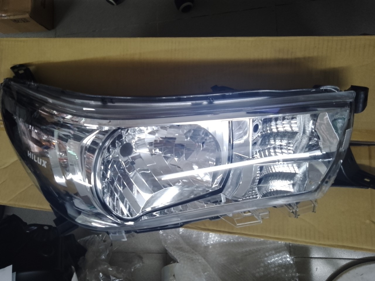 Đèn pha Toyota Hilux 2020